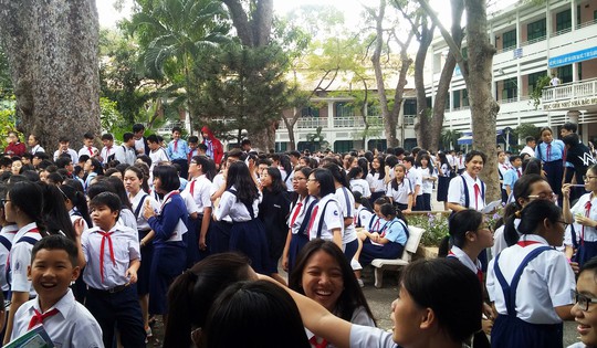 Cháy trường Lê Quý Đôn, hàng trăm học sinh nháo nhào - Ảnh 1.