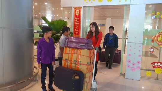 Gia đình xúc động đón cô dâu Việt từ Đài Loan về quê ăn Tết - Ảnh 11.