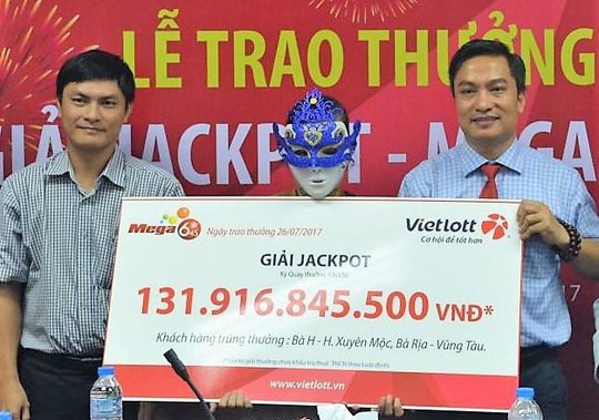  Người Việt tấp nập mua xổ số, Vietlot thu về hơn 3.800 tỷ đồng năm 2017 - Ảnh 1.