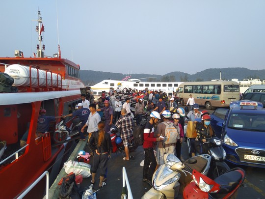 Bến tàu, bến phà ở Phú Quốc chật kín người về quê ăn Tết - Ảnh 3.