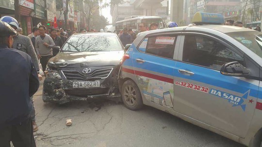 Xe Camry tông hàng loạt phương tiện giao thông khiến nhiều người bị thương - Ảnh 1.