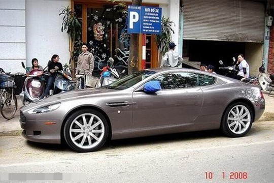 Siêu xe Aston Martin tiền tỷ vứt không ai nhặt tại Việt Nam - Ảnh 1.