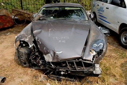 Siêu xe Aston Martin tiền tỷ vứt không ai nhặt tại Việt Nam - Ảnh 2.