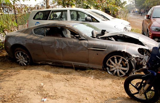 Siêu xe Aston Martin tiền tỷ vứt không ai nhặt tại Việt Nam - Ảnh 3.