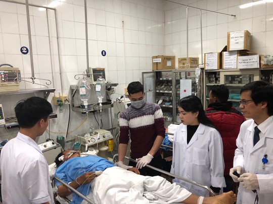 Bộ trưởng Nguyễn Thị Kim Tiến thăm nữ bác sĩ bị ung thư trong đêm giao thừa - Ảnh 1.