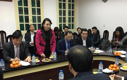 Bộ trưởng Nguyễn Thị Kim Tiến thăm nữ bác sĩ bị ung thư trong đêm giao thừa - Ảnh 4.
