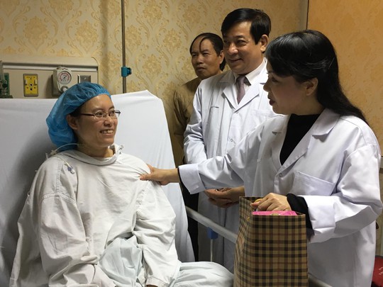 Bộ trưởng Nguyễn Thị Kim Tiến thăm nữ bác sĩ bị ung thư trong đêm giao thừa - Ảnh 6.