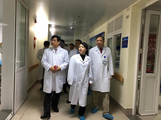Bộ trưởng Nguyễn Thị Kim Tiến thăm nữ bác sĩ bị ung thư trong đêm giao thừa - Ảnh 9.