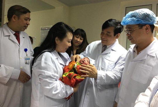 Bộ trưởng Nguyễn Thị Kim Tiến thăm nữ bác sĩ bị ung thư trong đêm giao thừa - Ảnh 10.