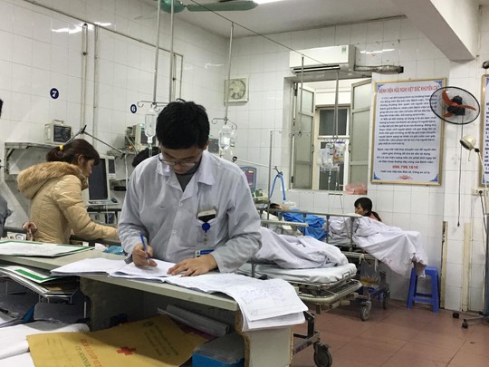 Bộ trưởng Nguyễn Thị Kim Tiến thăm nữ bác sĩ bị ung thư trong đêm giao thừa - Ảnh 7.