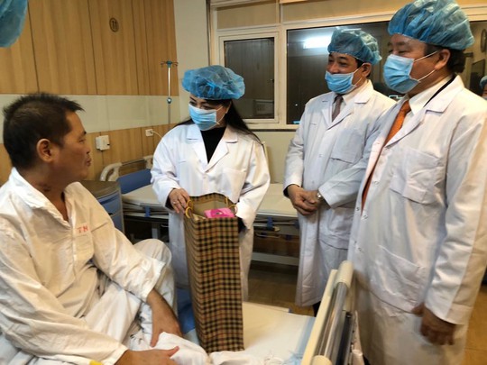 Bộ trưởng Nguyễn Thị Kim Tiến thăm nữ bác sĩ bị ung thư trong đêm giao thừa - Ảnh 8.