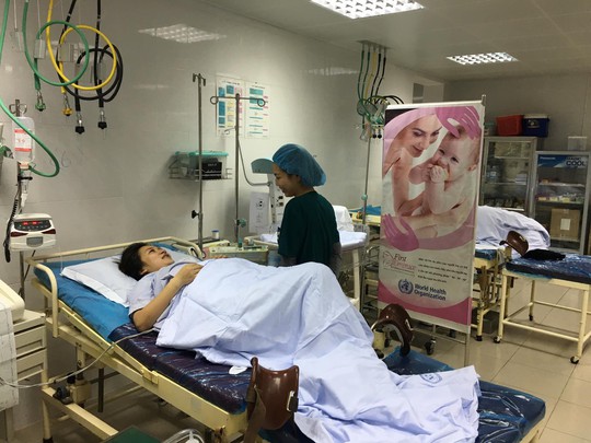Bộ trưởng Nguyễn Thị Kim Tiến thăm nữ bác sĩ bị ung thư trong đêm giao thừa - Ảnh 12.