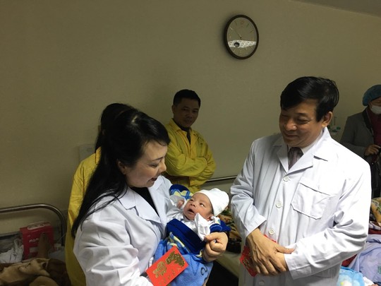 Bộ trưởng Nguyễn Thị Kim Tiến thăm nữ bác sĩ bị ung thư trong đêm giao thừa - Ảnh 11.