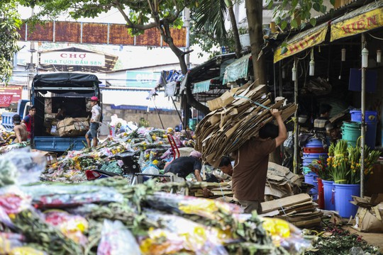 Hoa Tết dội chợ, chất như núi ở chợ hoa sỉ Đầm Sen, TP HCM - Ảnh 7.