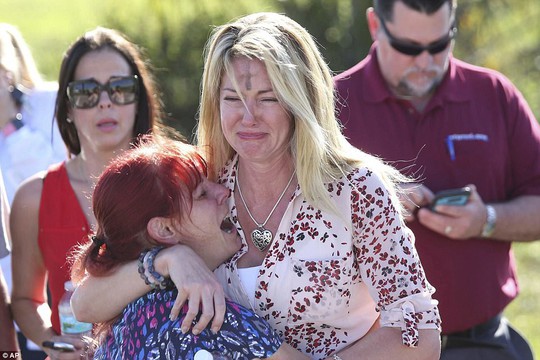 Mỹ: Xả súng trong trường học, 17 người chết - Ảnh 6.