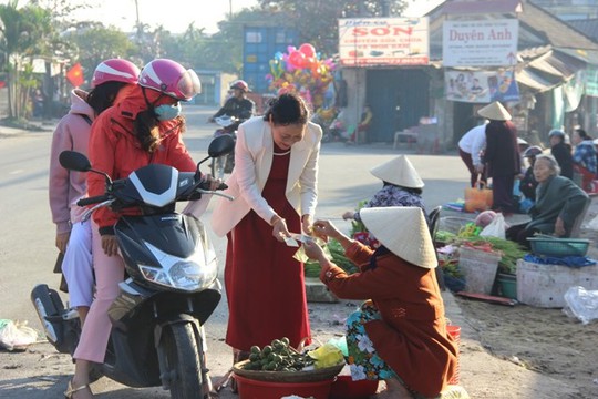 Chợ chỉ họp 3 ngày Tết đầu năm ở Huế bán mặt hàng gì? - Ảnh 6.