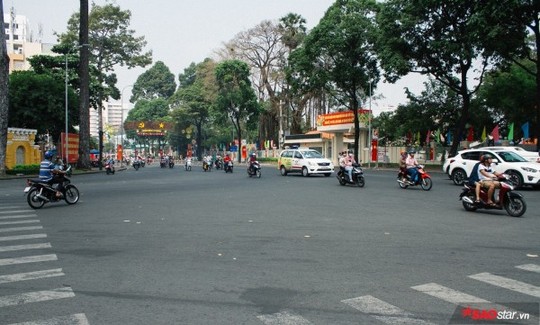 Không ồn ào vội vã, Sài Gòn - Hà Nội được trả lại vẻ yên bình trong ngày mùng 1 Tết - Ảnh 2.