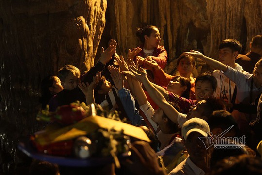 Hàng nghìn người xuyên đêm trẩy hội chùa Hương - Ảnh 9.