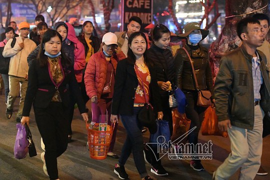 Hàng nghìn người xuyên đêm trẩy hội chùa Hương - Ảnh 15.