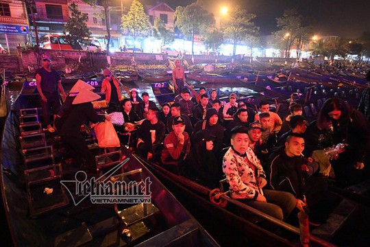 Hàng nghìn người xuyên đêm trẩy hội chùa Hương - Ảnh 16.