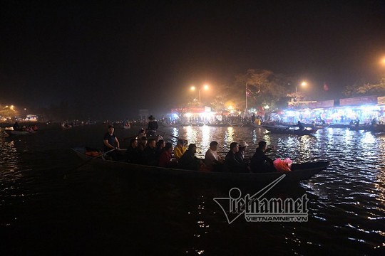 Hàng nghìn người xuyên đêm trẩy hội chùa Hương - Ảnh 18.