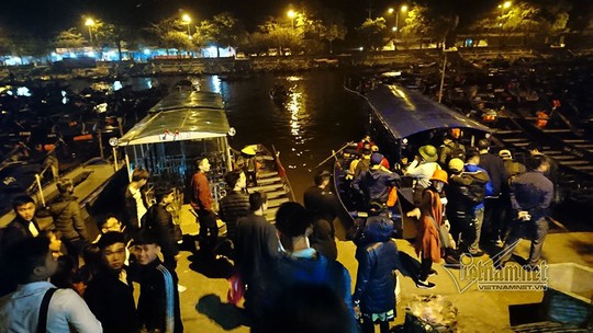 Hàng nghìn người xuyên đêm trẩy hội chùa Hương - Ảnh 1.