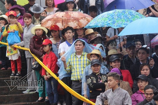 Hàng nghìn người xuyên đêm trẩy hội chùa Hương - Ảnh 26.