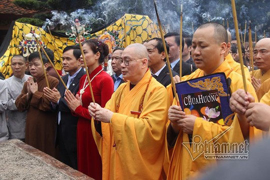 Hàng nghìn người xuyên đêm trẩy hội chùa Hương - Ảnh 28.