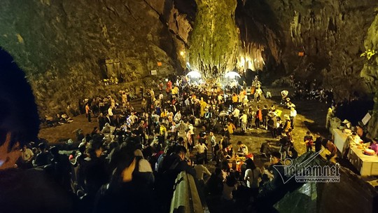 Hàng nghìn người xuyên đêm trẩy hội chùa Hương - Ảnh 8.