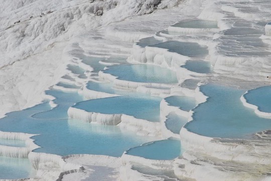 Suối nước nóng nằm giữa hồ băng có 1-0-2 trên thế giới - Ảnh 8.