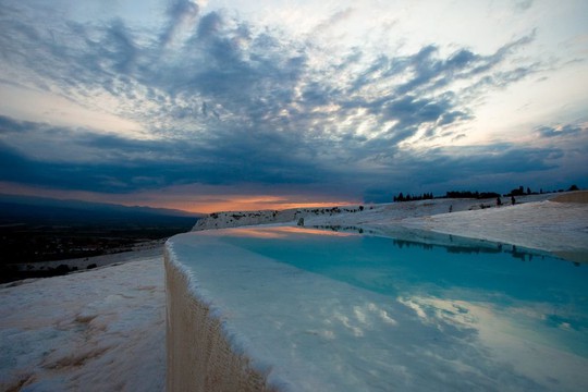 Suối nước nóng nằm giữa hồ băng có 1-0-2 trên thế giới - Ảnh 2.