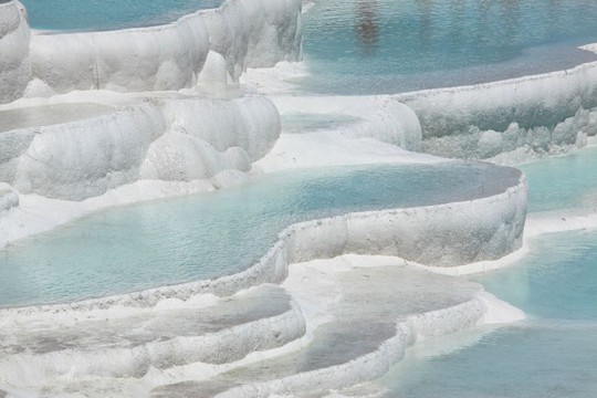 Suối nước nóng nằm giữa hồ băng có 1-0-2 trên thế giới - Ảnh 3.