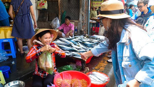 Du khách chen nhau mua hải sản tươi tại phố biển Vũng Tàu - Ảnh 10.