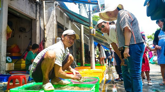 Du khách chen nhau mua hải sản tươi tại phố biển Vũng Tàu - Ảnh 6.