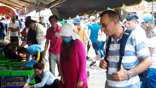 Du khách chen nhau mua hải sản tươi tại phố biển Vũng Tàu - Ảnh 9.