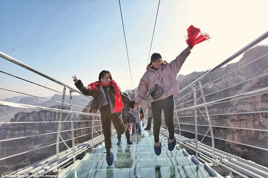 Cầu treo đáy kính dài nhất thế giới có thể chịu trọng tải tối đa 2000 người - Ảnh 2.