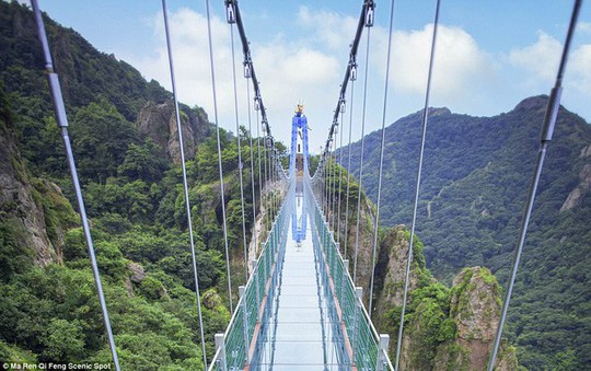 Cầu treo đáy kính dài nhất thế giới có thể chịu trọng tải tối đa 2000 người - Ảnh 3.