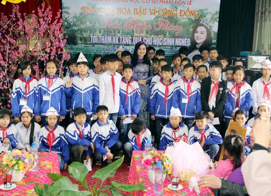 Hoa Hậu Trần Huyền Nhung  tặng quà cho học sinh nghèo - Ảnh 4.