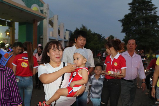 Khán giả Bình Phước chen kín sân xem sao U23 của HAGL chơi bóng - Ảnh 3.