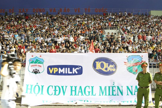 Khán giả Bình Phước chen kín sân xem sao U23 của HAGL chơi bóng - Ảnh 7.