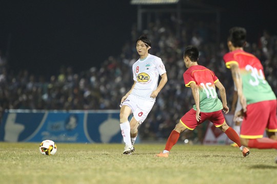 Khán giả Bình Phước chen kín sân xem sao U23 của HAGL chơi bóng - Ảnh 9.