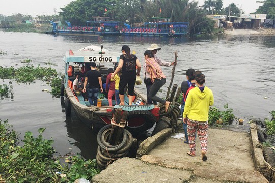 Ngôi miếu hơn 300 năm giữa sông ở Sài Gòn những ngày cận Tết - Ảnh 1.