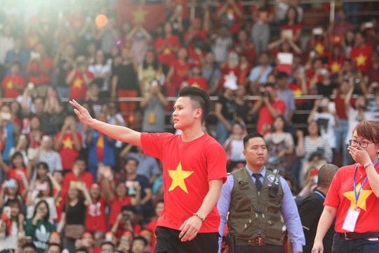 Clip Hồng Duy song ca với Mỹ Tâm khi U23 Việt Nam giao lưu lần cuối - Ảnh 16.