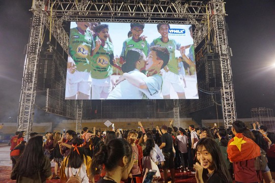 Clip Hồng Duy song ca với Mỹ Tâm khi U23 Việt Nam giao lưu lần cuối - Ảnh 26.