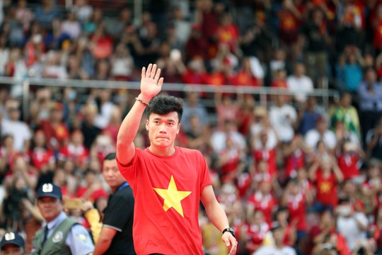 Clip Hồng Duy song ca với Mỹ Tâm khi U23 Việt Nam giao lưu lần cuối - Ảnh 1.