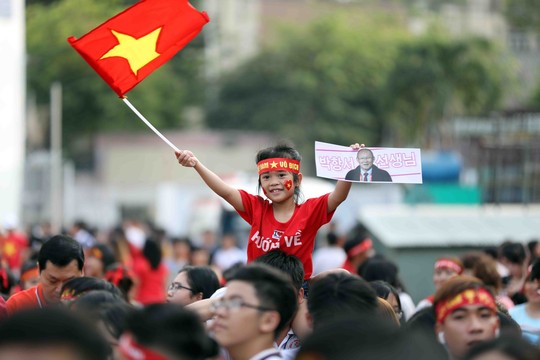 Clip Hồng Duy song ca với Mỹ Tâm khi U23 Việt Nam giao lưu lần cuối - Ảnh 2.
