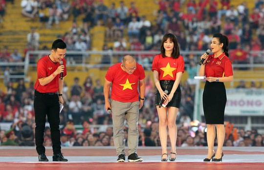 Clip Hồng Duy song ca với Mỹ Tâm khi U23 Việt Nam giao lưu lần cuối - Ảnh 9.