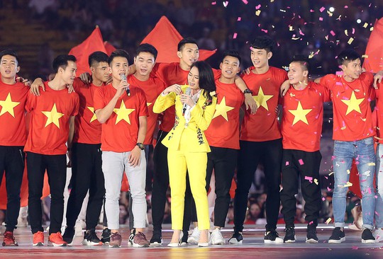 Clip Hồng Duy song ca với Mỹ Tâm khi U23 Việt Nam giao lưu lần cuối - Ảnh 17.