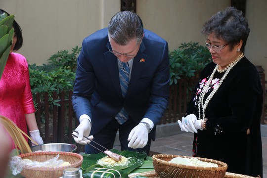 Video tân Đại sứ Mỹ thuần thục gói bánh chưng đón Tết - Ảnh 7.