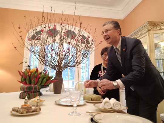 Video tân Đại sứ Mỹ thuần thục gói bánh chưng đón Tết - Ảnh 10.
